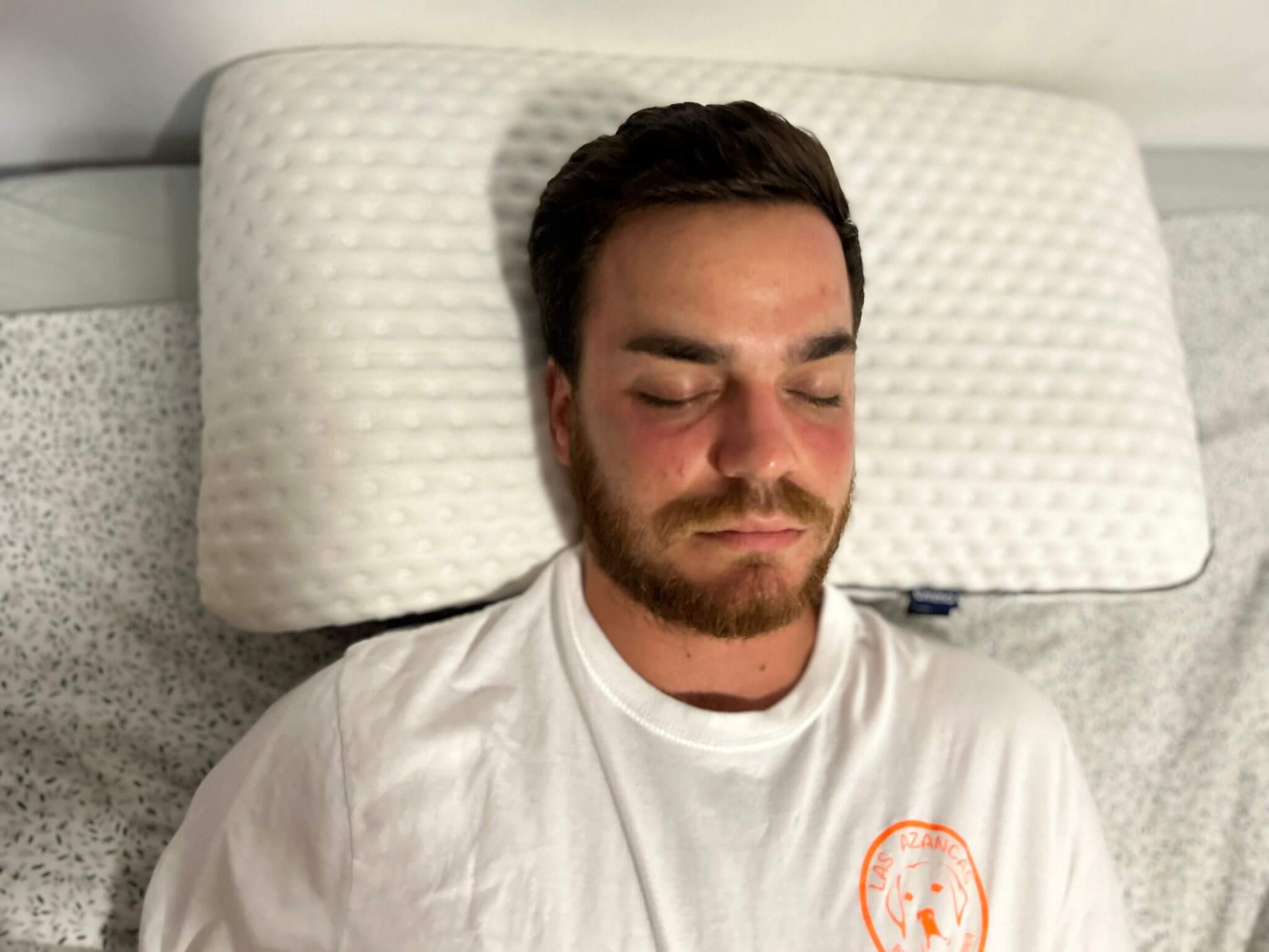 almohada emma premium durmiendo boca arriba